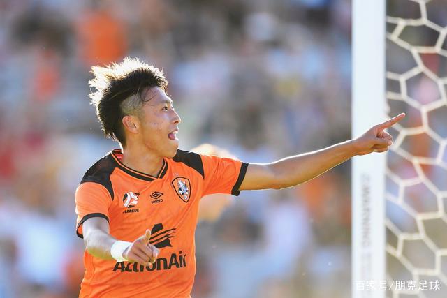 林加德社媒晒怀抱女儿照片：节日快乐